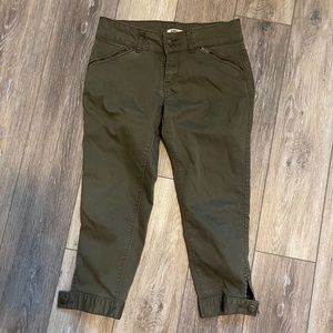 People Size 28 Olive Capris